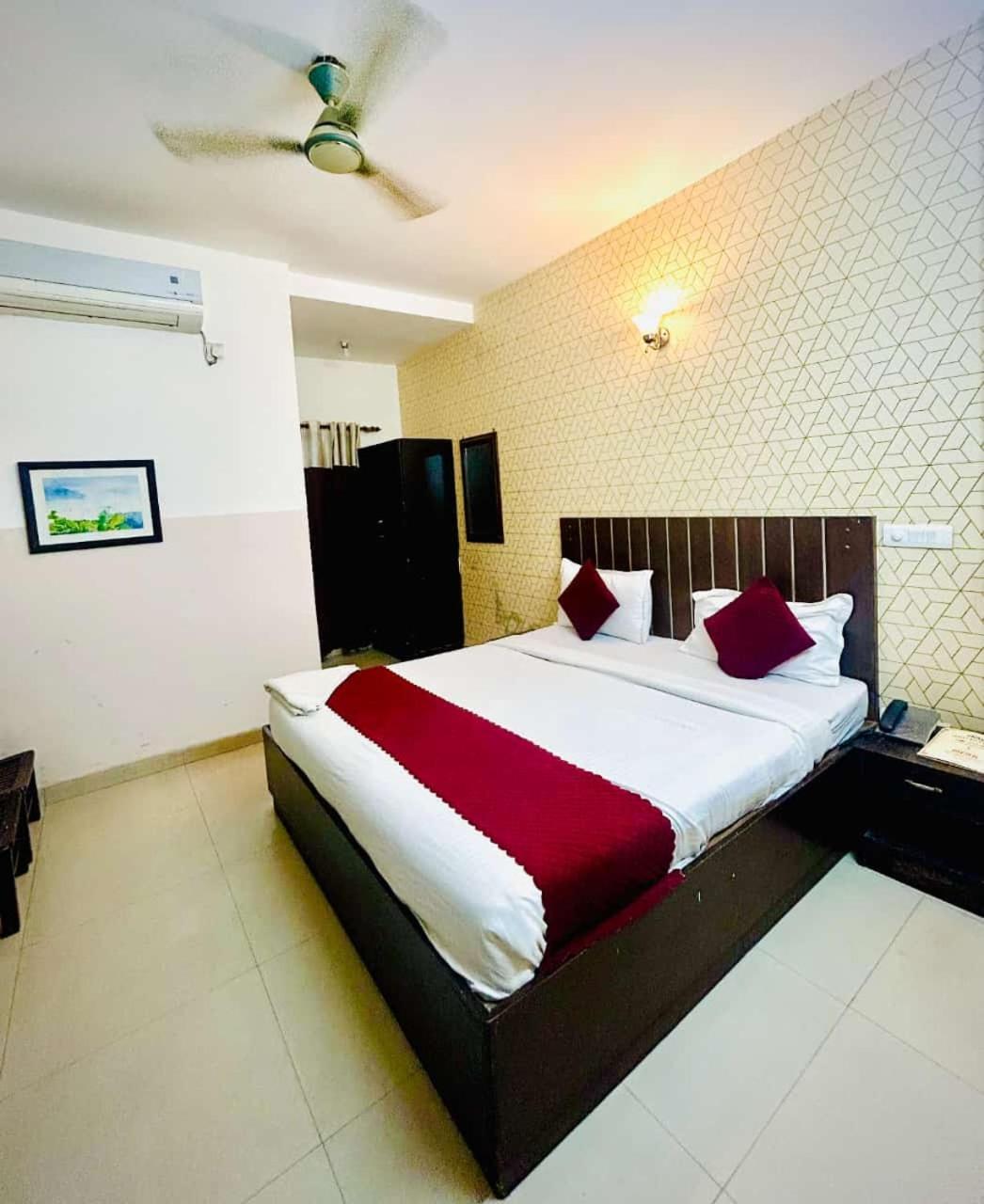 Hotel Airport City Нью-Дели Экстерьер фото