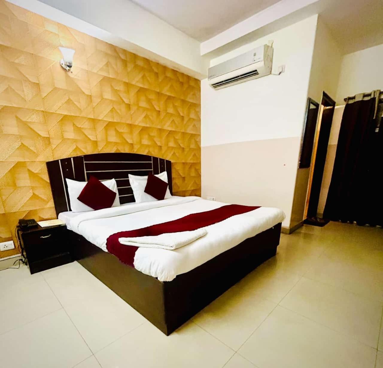 Hotel Airport City Нью-Дели Экстерьер фото